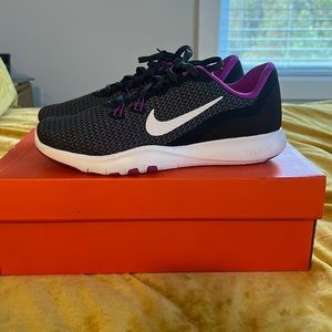 Women Nike flex trainer sneakers